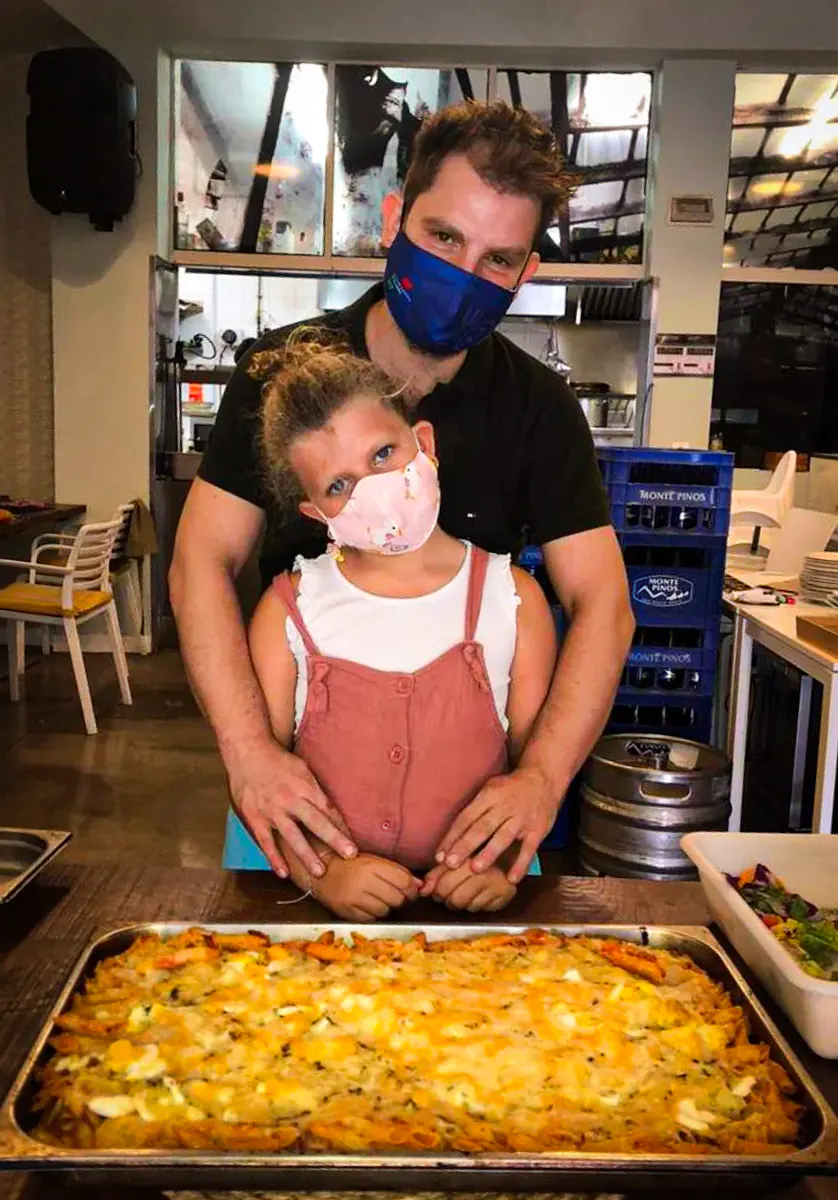 Nico und Helena bei der Essensausgabe im R3SPIRA