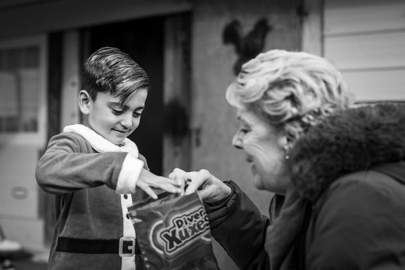 Xenia (Fundació Predator) und Anja (Si Mallorca) bei der Weihnachtsaktion